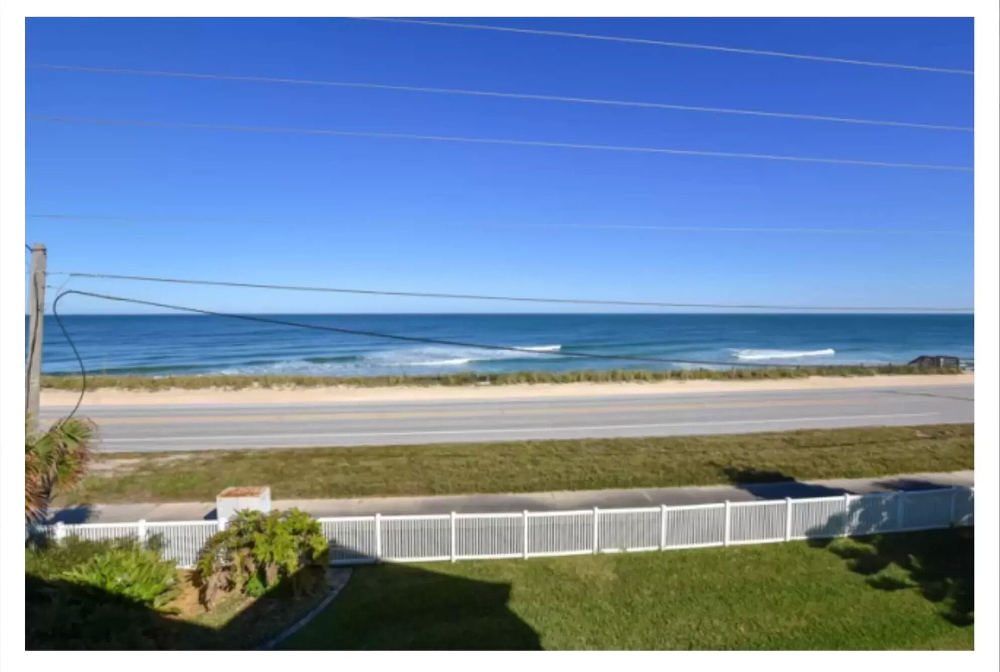 En la playa, camastros y toallas de playa 