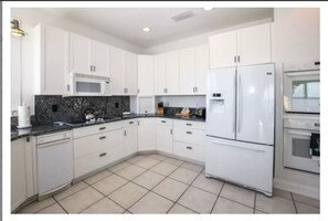 Full-sized fridge, microwave, oven, stovetop