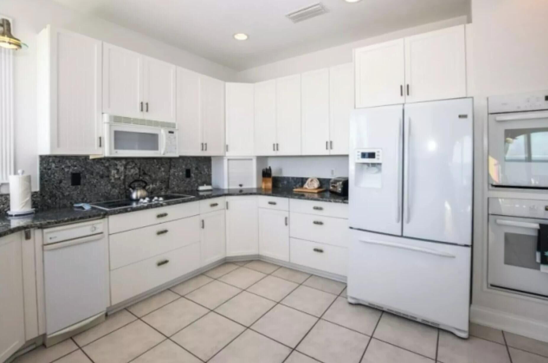 Refrigerador con congelador, microondas, horno y parrilla de estufa 