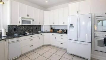 Refrigerador con congelador, microondas, horno y parrilla de estufa