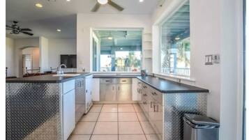 Full-size fridge, microwave, oven, stovetop