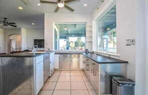 Full-sized fridge, microwave, oven, stovetop