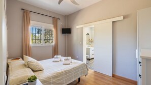 4 Schlafzimmer, Reisekinderbett