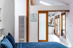 2 soverom, skrivebord, strykejern/-brett og reiseseng for barn