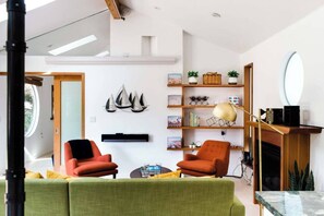 Smart-TV, peis, stereoanlegg og kontorer