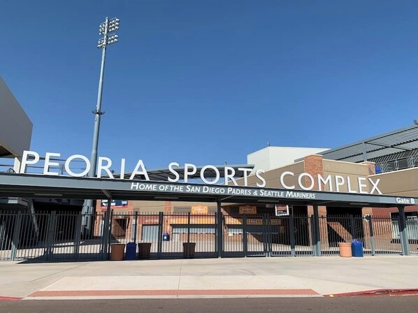 La entrada al Peoria Sports Complex bajo un cielo despejado.