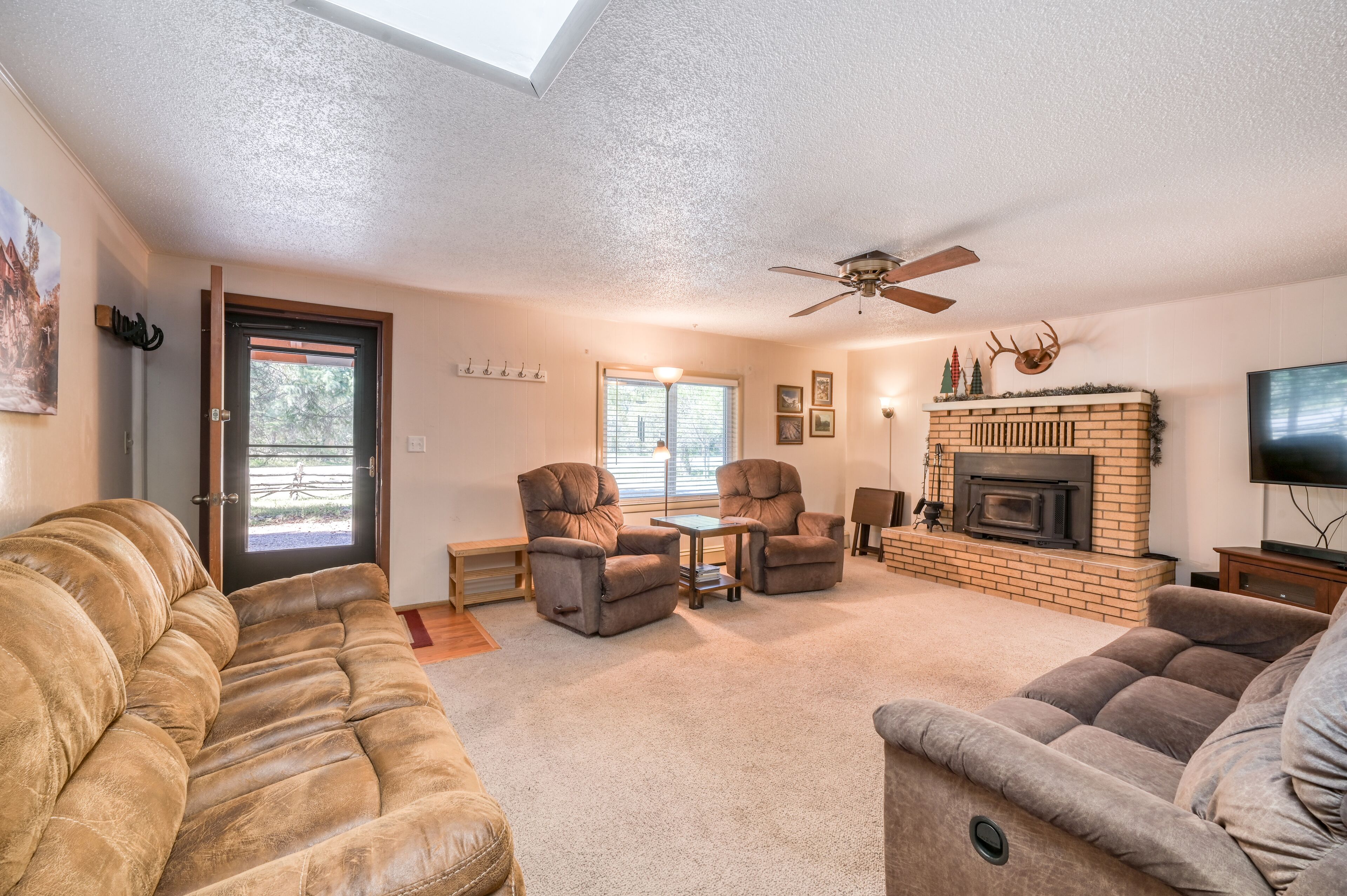 Log home with high-speed WiFi and private hot tub - walk to the Rio Grande