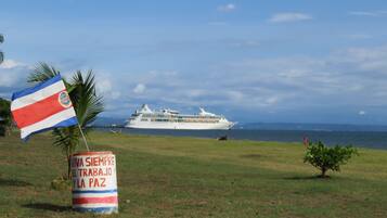 Un crucero amarrado en un puerto con una bandera y un cartel al frente.