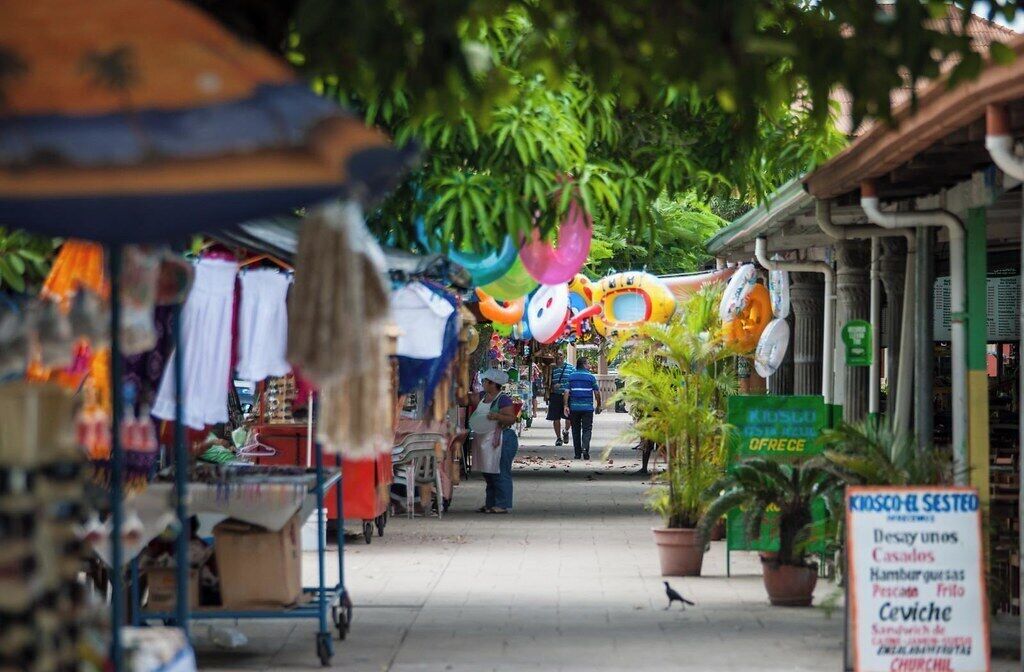 “El Paseo de Los Turistas” boardwalk. 