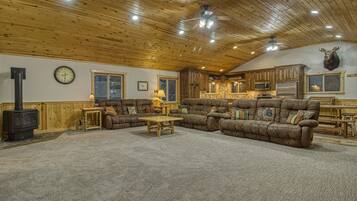 Una Smart TV, una chimenea, un futbolín, una mesa de tenis de mesa