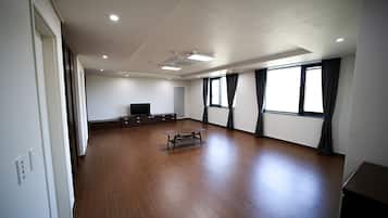 家庭客房 (Ondol room for ten) | 平面電視