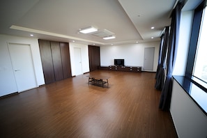 Habitación familiar (Ondol room for ten) | Escritorio, wifi gratis y ropa de cama 