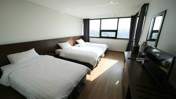 Escritorio, wifi gratis y ropa de cama