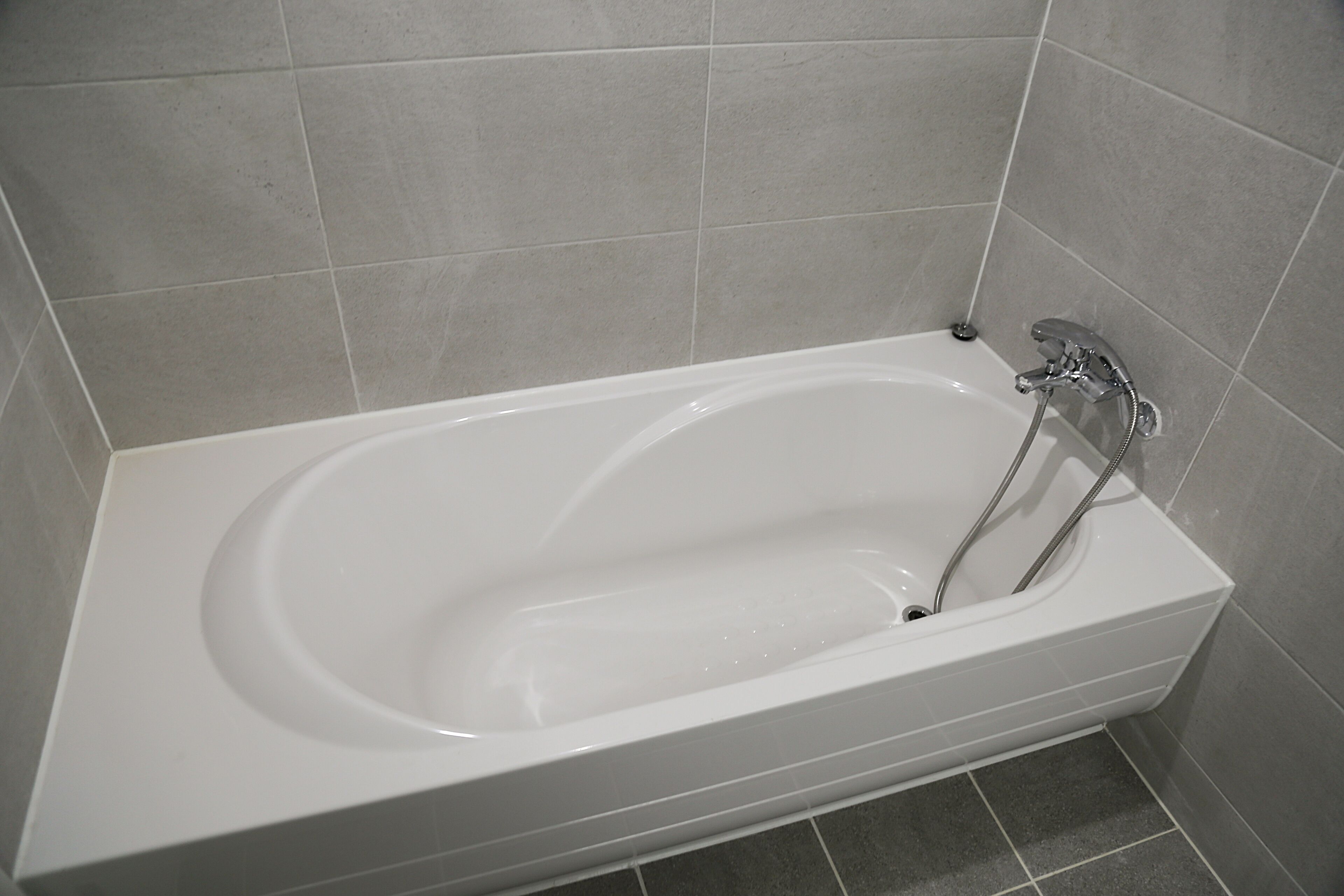 deep-soaking bathtub