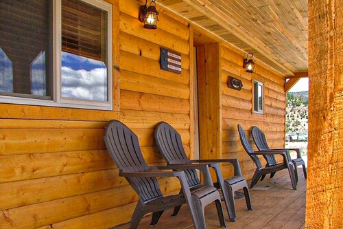 Remodeled, Mountain View Cabin w/ Fireplace, Firepit & WiFi - Dogs Welcome