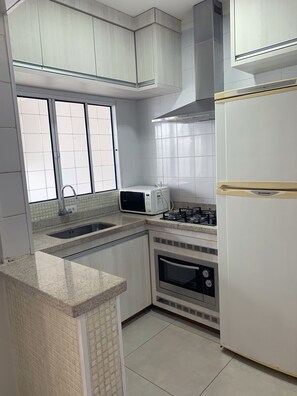 Microwave, coffee/tea maker, cookware/dishes/utensils - Casa Estilo Estúdio Ar Cond Gar Aut (Votuporanga)