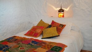 4 bedrooms, iron/ironing board, travel crib, WiFi - Cueva de la Alegría Huéscar by Ruralidays (Granada)