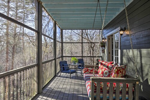 Cozy & Quiet Studio w/ Porch, Near Scenic Railway!