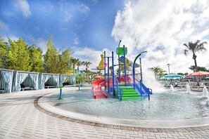 Parque acuático con toboganes y una fuente.