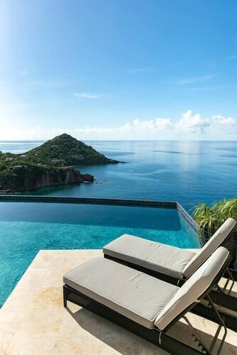 Maria Bluff Main House Villa- Modern, Generator, Private Pool, and Pool Table!