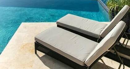 Maria Bluff Main House Villa- Modern, Generator, Private Pool, and Pool Table!