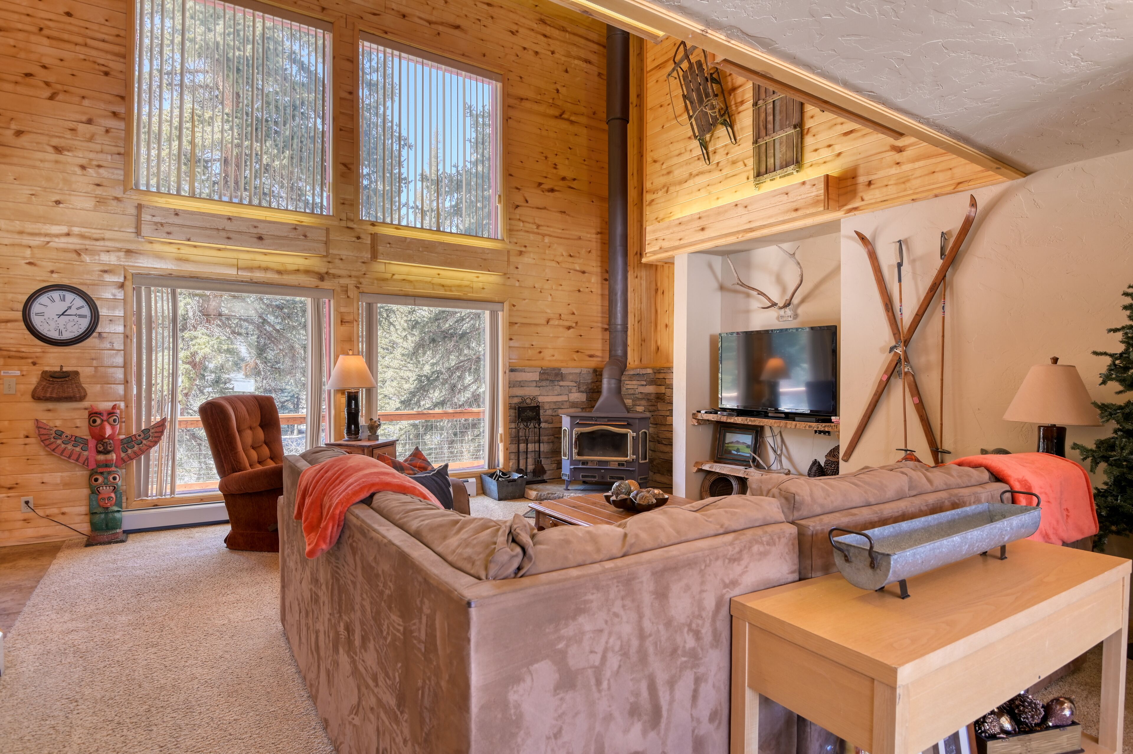 تلفزيون، مدفأة، مشغل دي في دي، تنس طاولة