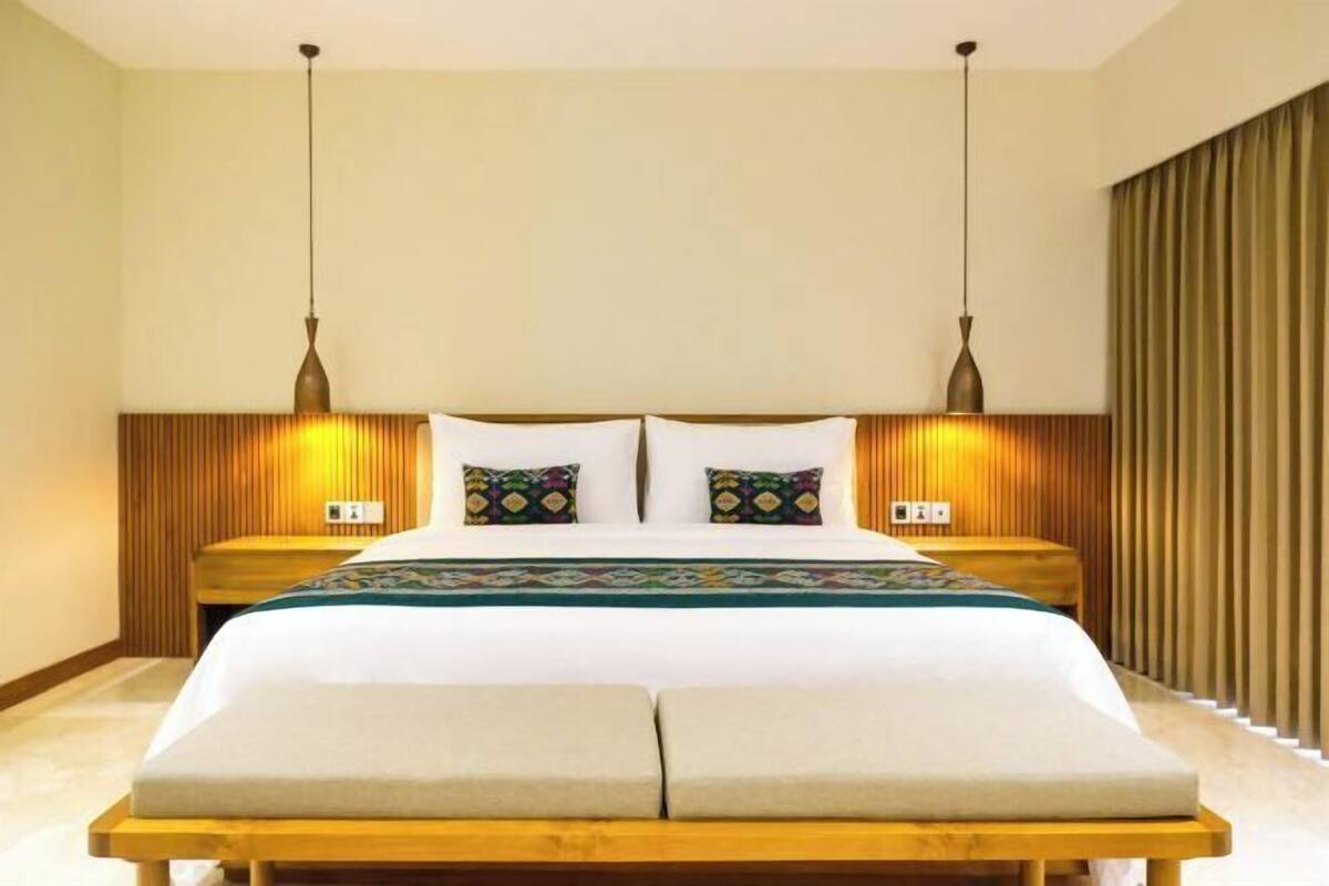In-room safe, desk, laptop workspace, soundproofing