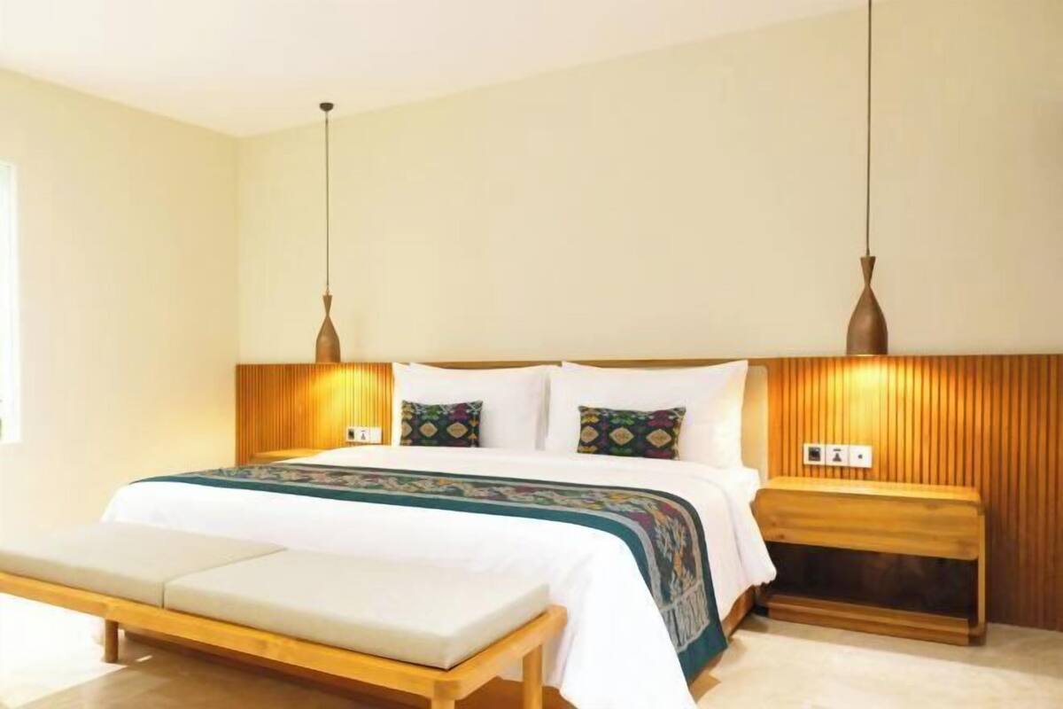 In-room safe, desk, laptop workspace, soundproofing