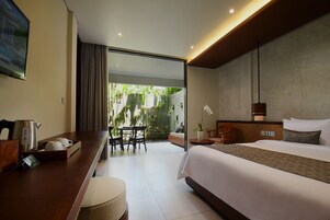 Utpala Junior Suite Bedroom | In-room safe, desk, laptop workspace, soundproofing