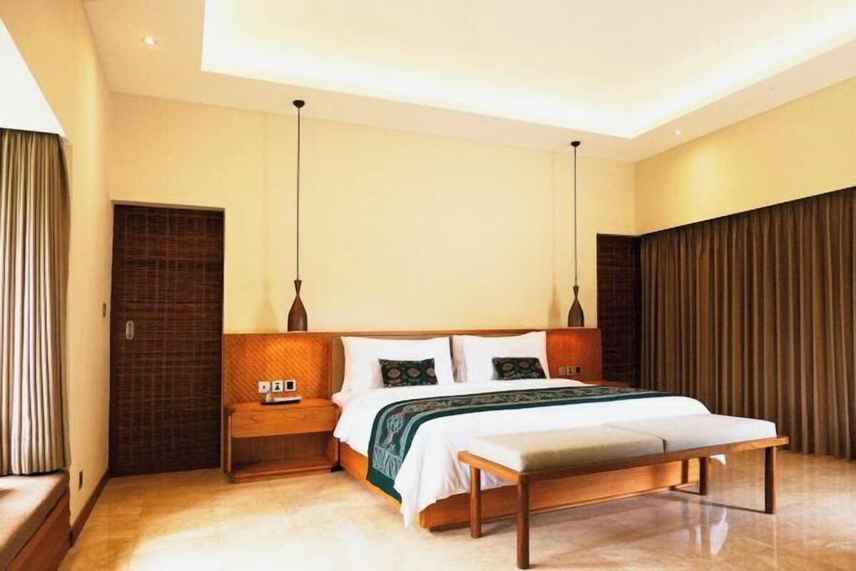 In-room safe, desk, laptop workspace, soundproofing