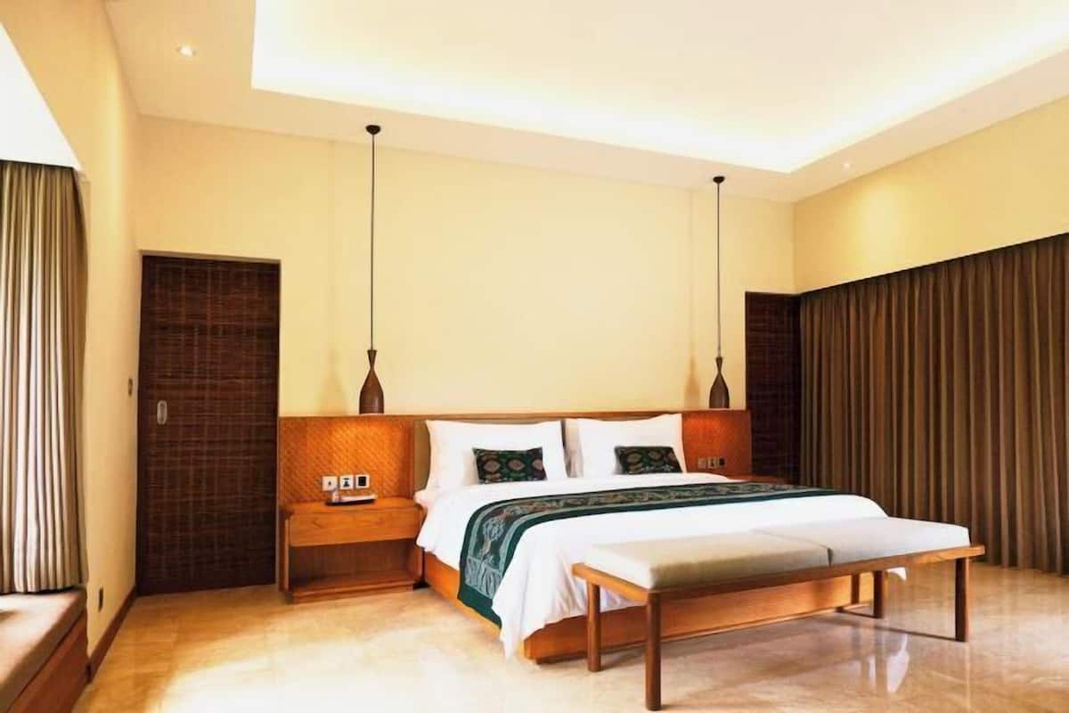 In-room safe, desk, laptop workspace, soundproofing