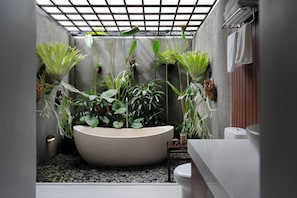Utpala Junior Suite Bedroom | Bathroom | Shower, rainfall showerhead, free toiletries, hair dryer - JAPA Suites & Villas (Ubud)