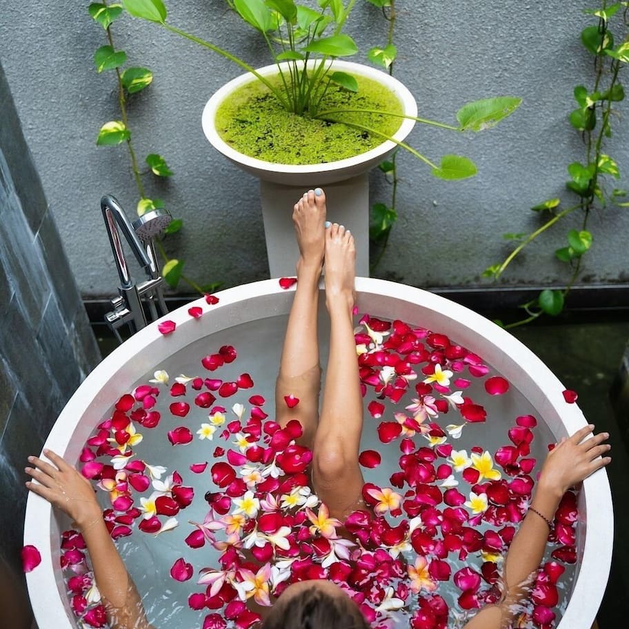 Couples treatment rooms, body treatments, aromatherapy, body wraps