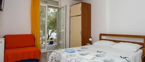 Iron/ironing board, WiFi, bed sheets
