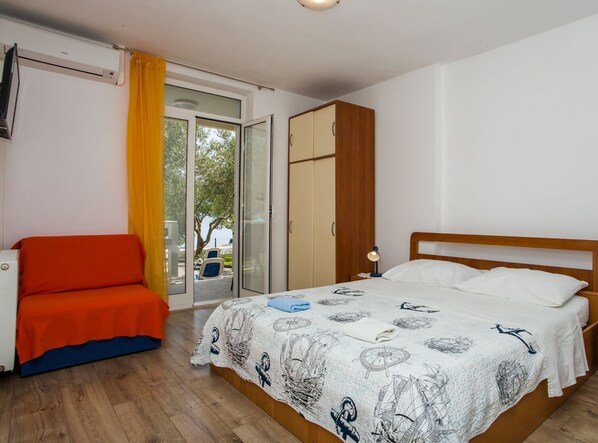 Iron/ironing board, WiFi, bed sheets