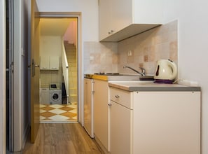 Frigorífico, microondas, placa de cocina y utensilios de cocina