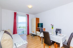 TV - Apartments Glavor - One Bedroom Apartment with Balconies and Sea View (Drace)