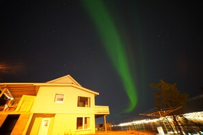 Front of property – evening/night - Tor Appartment (Tromsø)