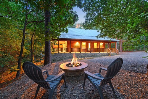 MANY MOONS Luxury Couples Cabin | Walk to Dining, Hot Tub & Fireplace