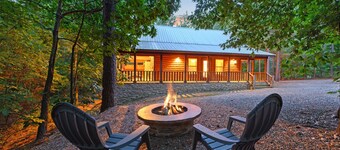 MANY MOONS Luxury Couples Cabin | Walk to Dining, Hot Tub & Fireplace