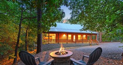 MANY MOONS Luxury Couples Cabin | Walk to Dining, Hot Tub & Fireplace