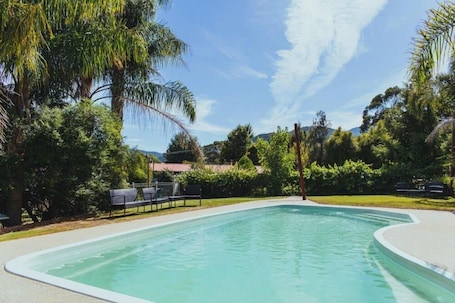 Una piscina al aire libre de temporada. Dartmouth Motor Inn