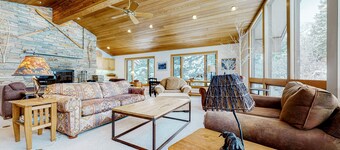 Mountain retreat with private fireplace & views - walk to Jackson Hole base