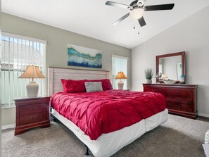 5 Schlafzimmer, Schreibtisch, Bügeleisen/Bügelbrett, Reisekinderbett