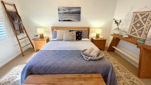 5 bedrooms, desk, iron/ironing board, free WiFi - Aboard Avoca - Footsteps from the Sand (Avoca Beach)