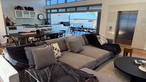 TV - Aboard Avoca - Footsteps from the Sand (Avoca Beach)