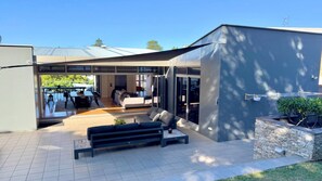 Outdoor dining - Aboard Avoca - Footsteps from the Sand (Avoca Beach)