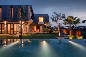 A modern house with a swimming pool, large windows, and a well-maintained garden. - Cahaya Villa Canggu by Island Escape Villas (Canggu)