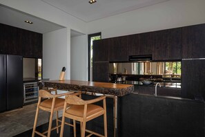 Kühlschrank, Mikrowelle, Herdplatte, Wasserkocher