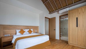 Ein modernes Hotelzimmer mit einem Bett mit Holz-Kopfteil, einem Holzschrank und einer Duschkabine aus Glas.